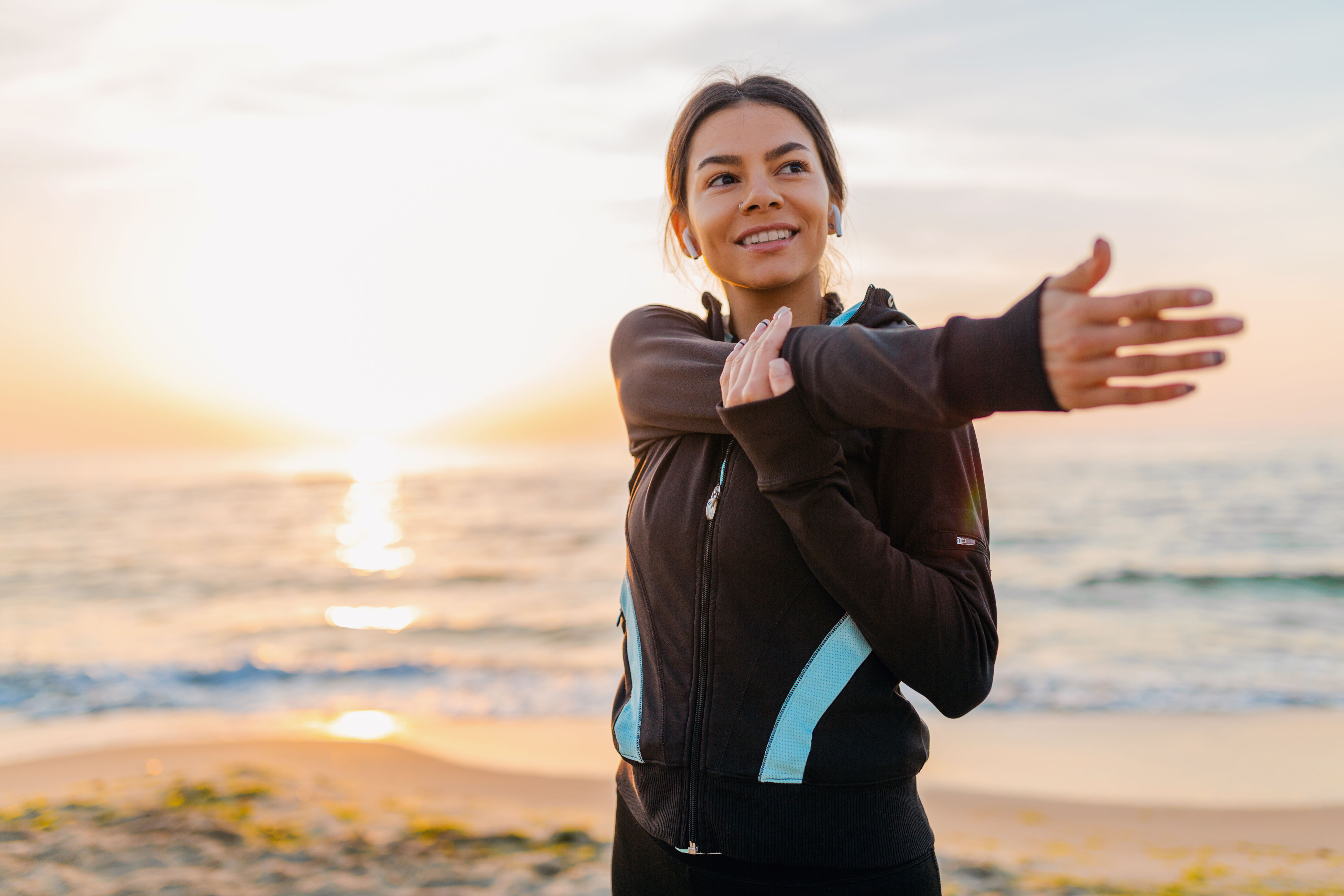Mujer joven haciendo ejercicio en la playa