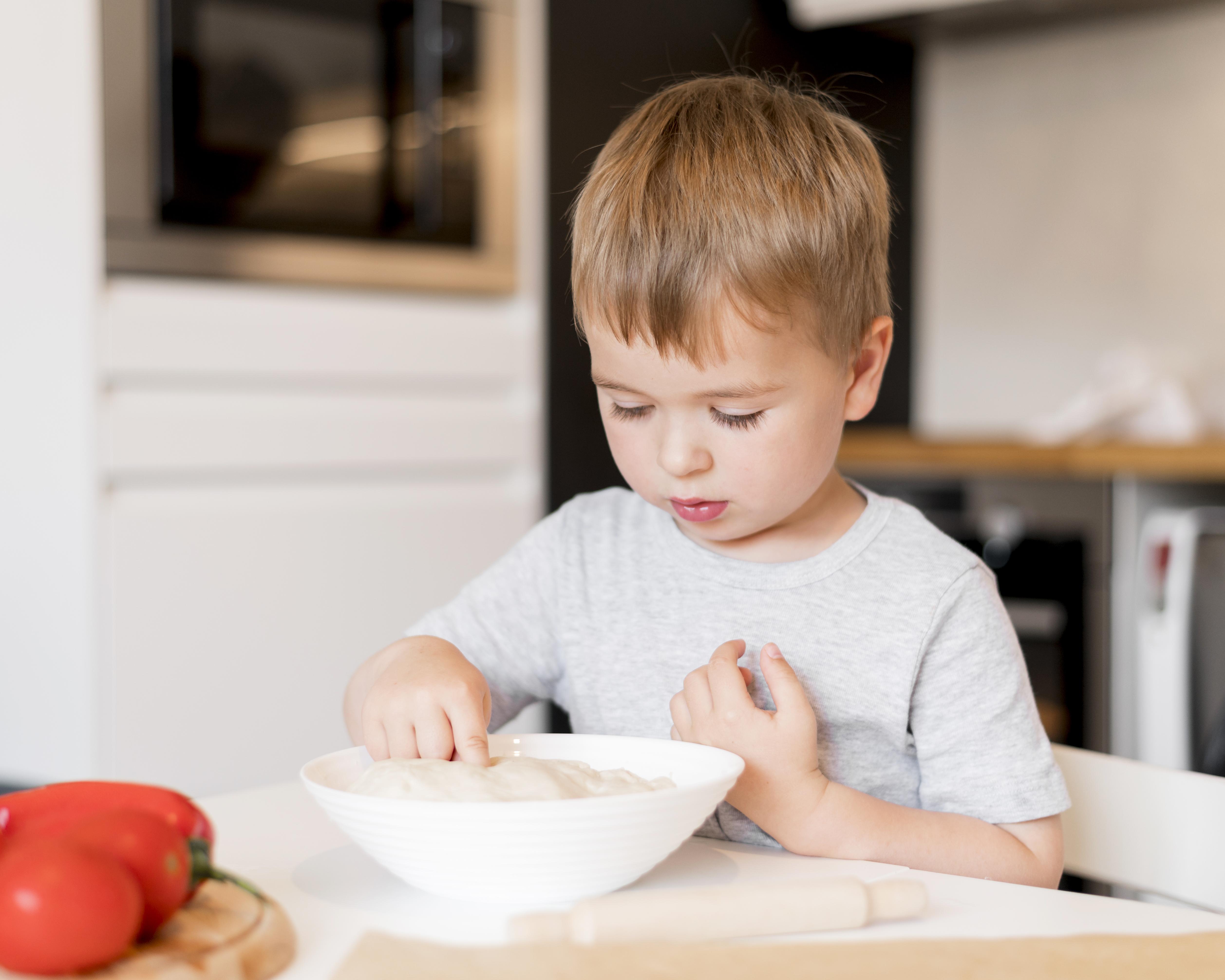Niño comiendo una papilla de arroz