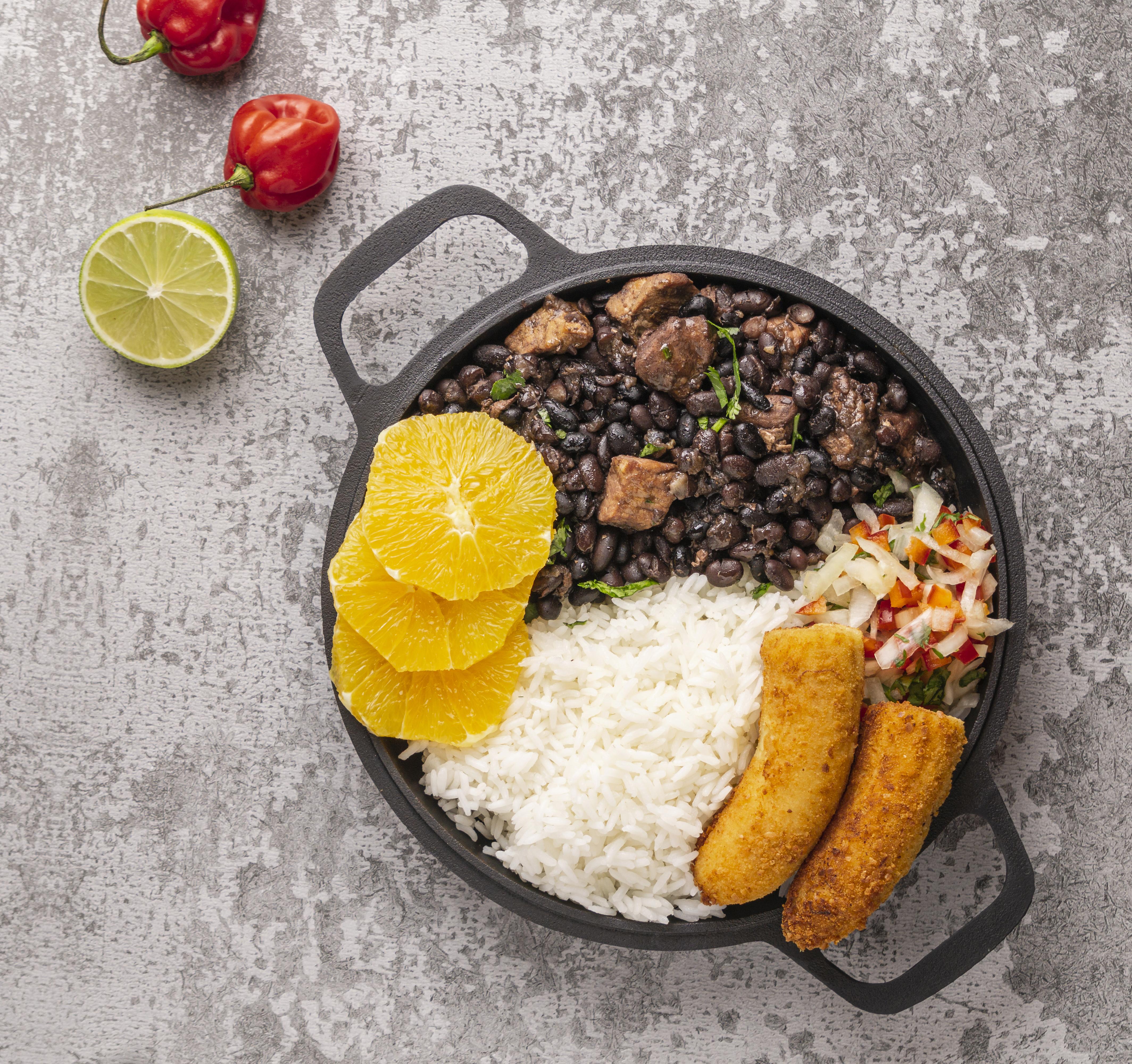 Paila de arroz con  porotos negros  y arroz