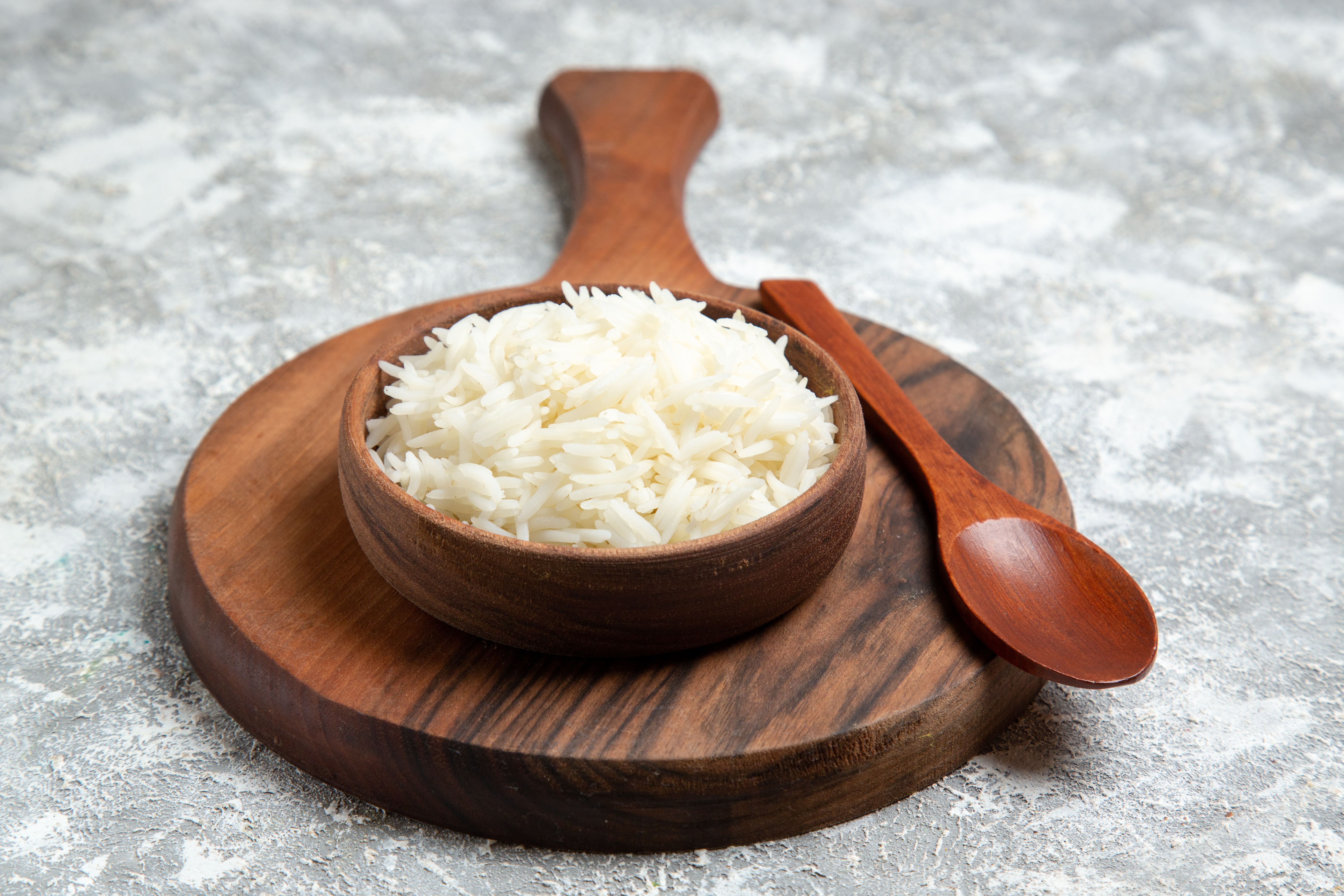 Tazon de madera con arroz blanco