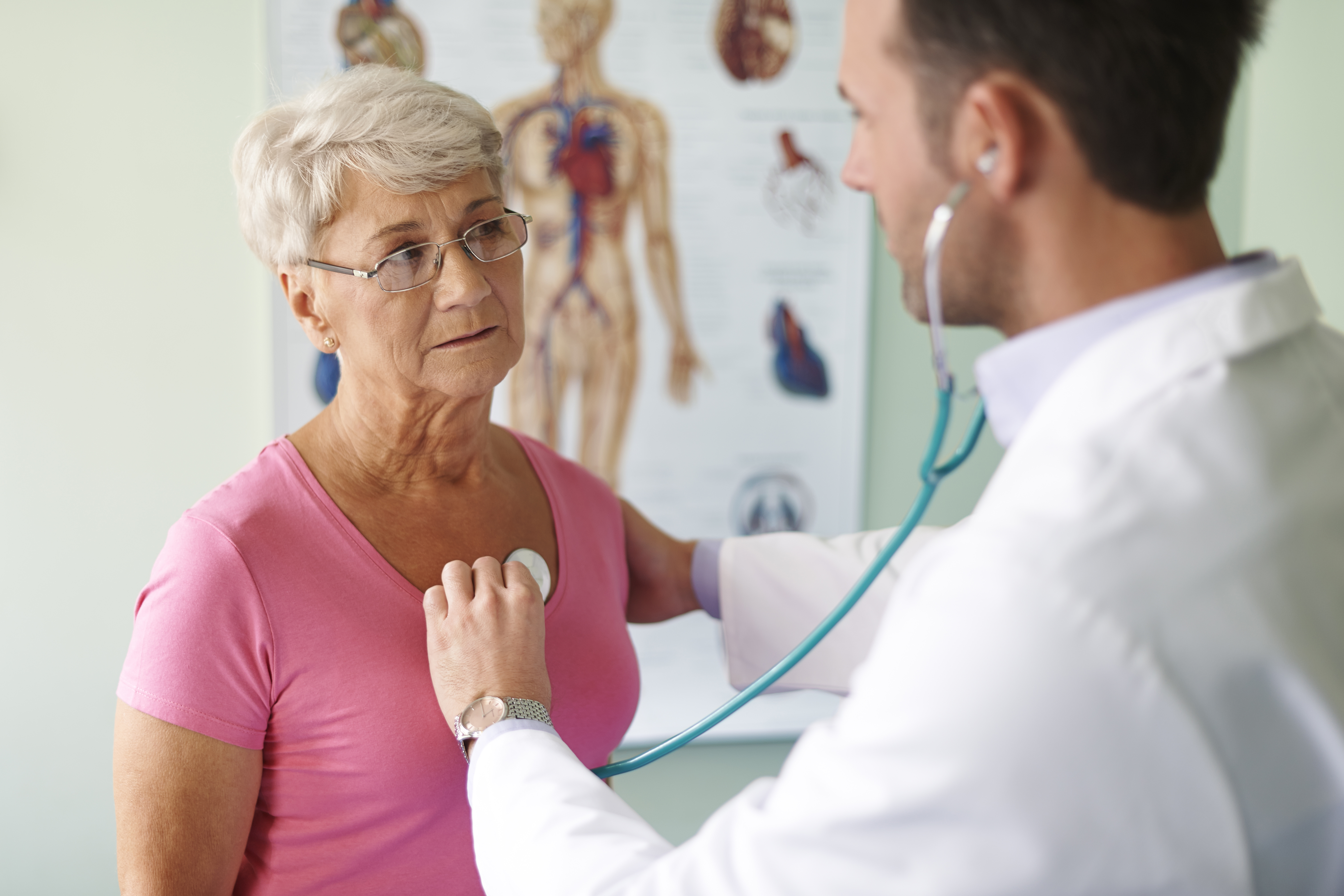 Adulto mayor en revisi&oacute;n m&eacute;dica