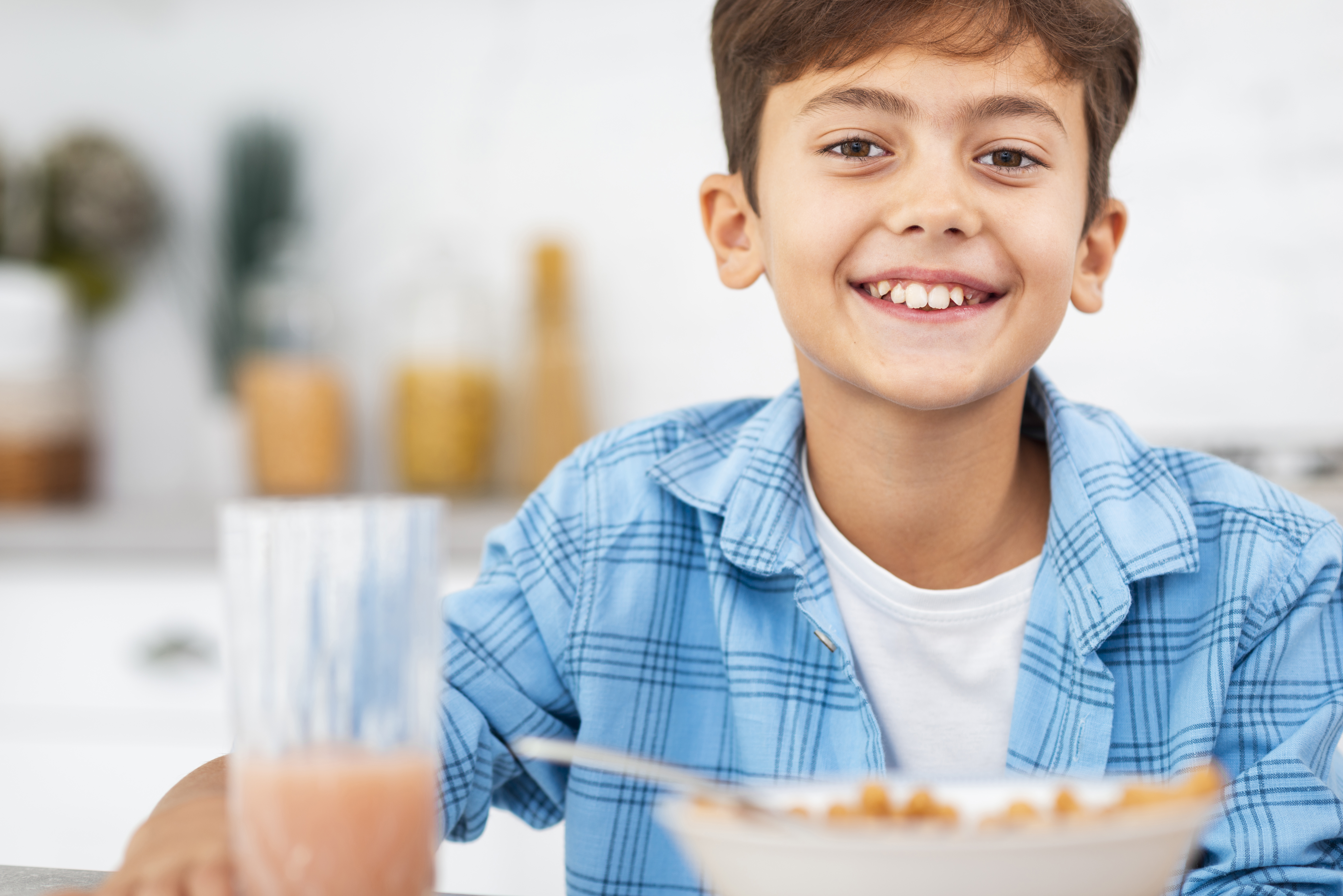 Ni&ntilde;o sonriente desayunando