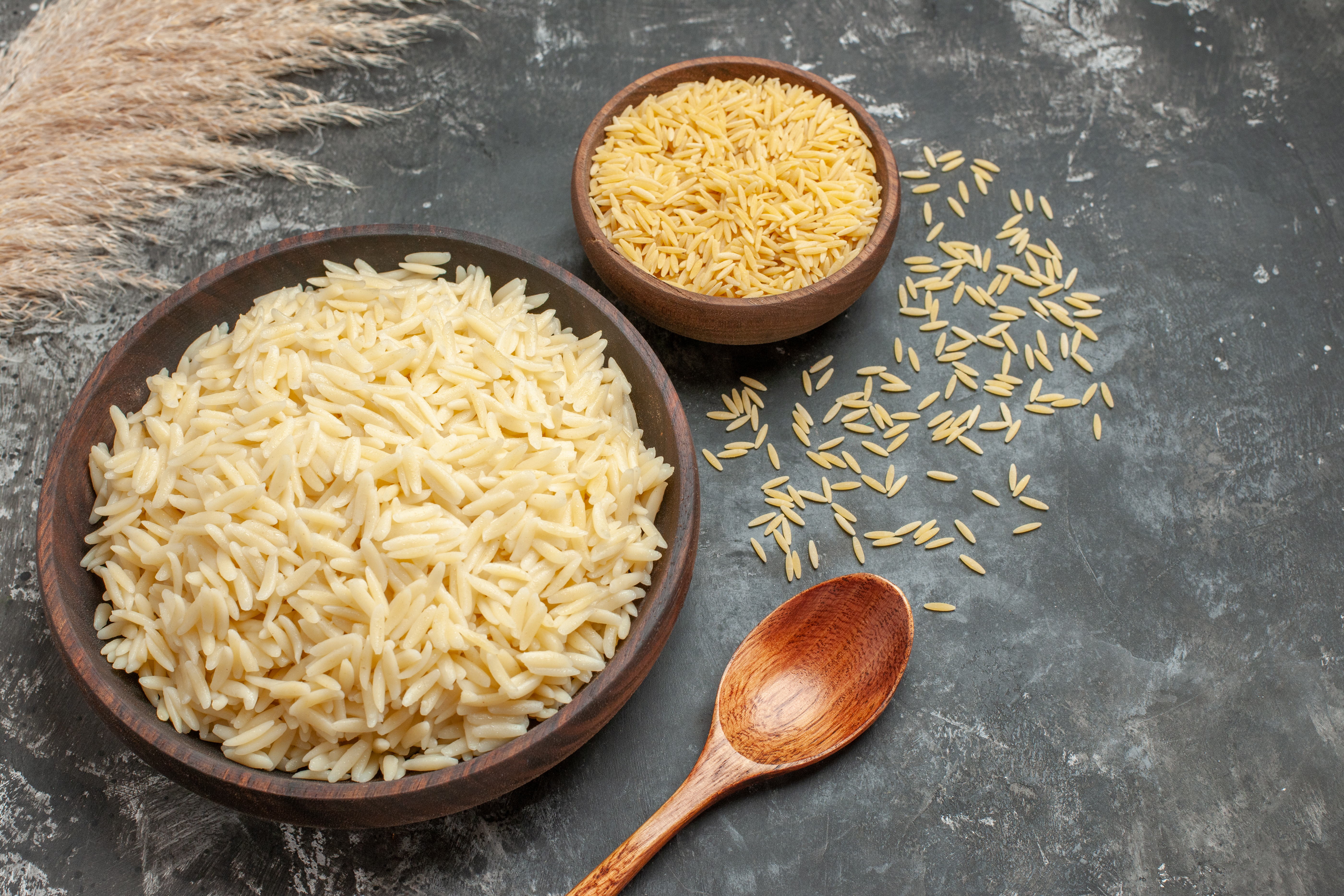 Dos tazones de madera con granos de arroz