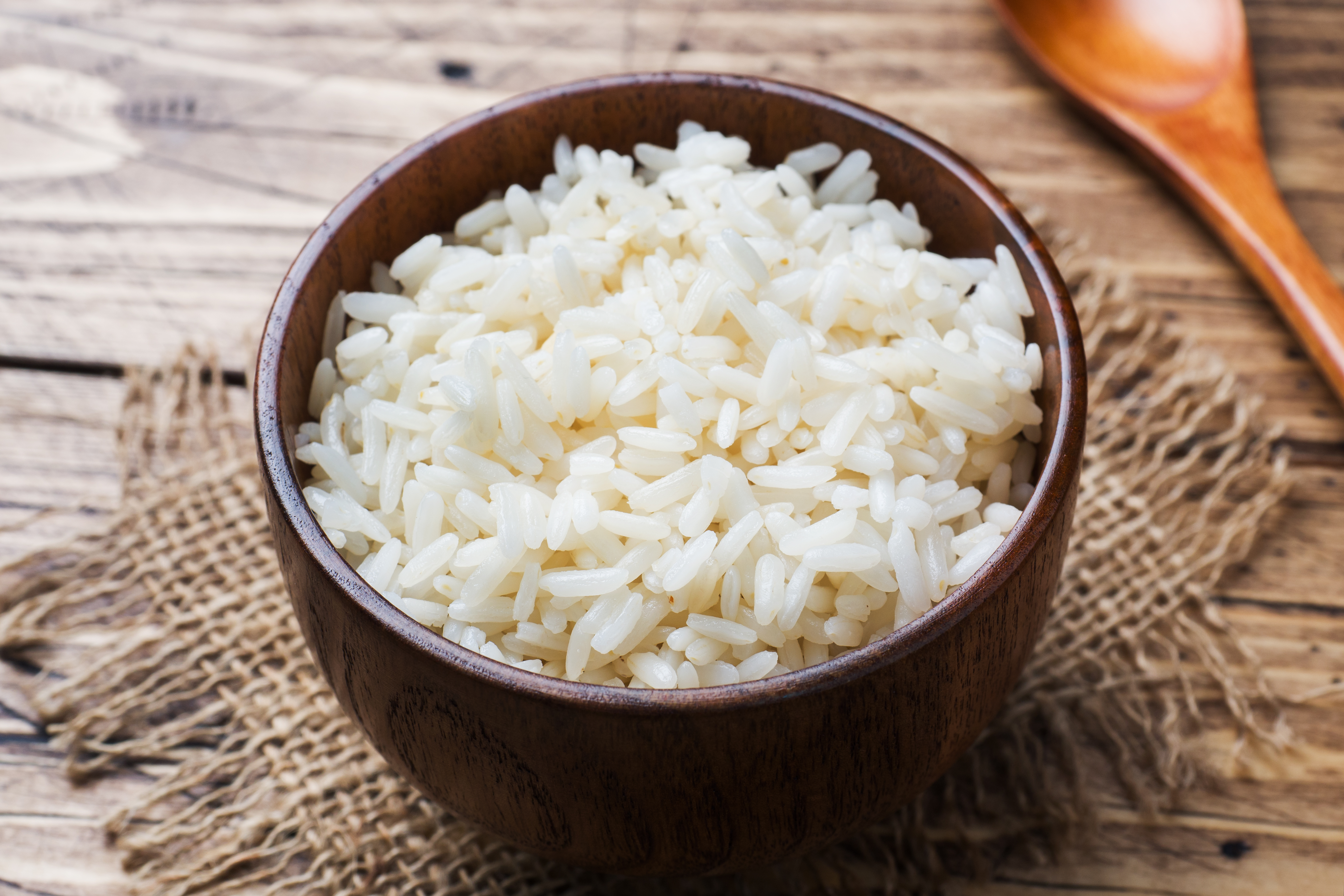Tazon de bambu con arroz blanco