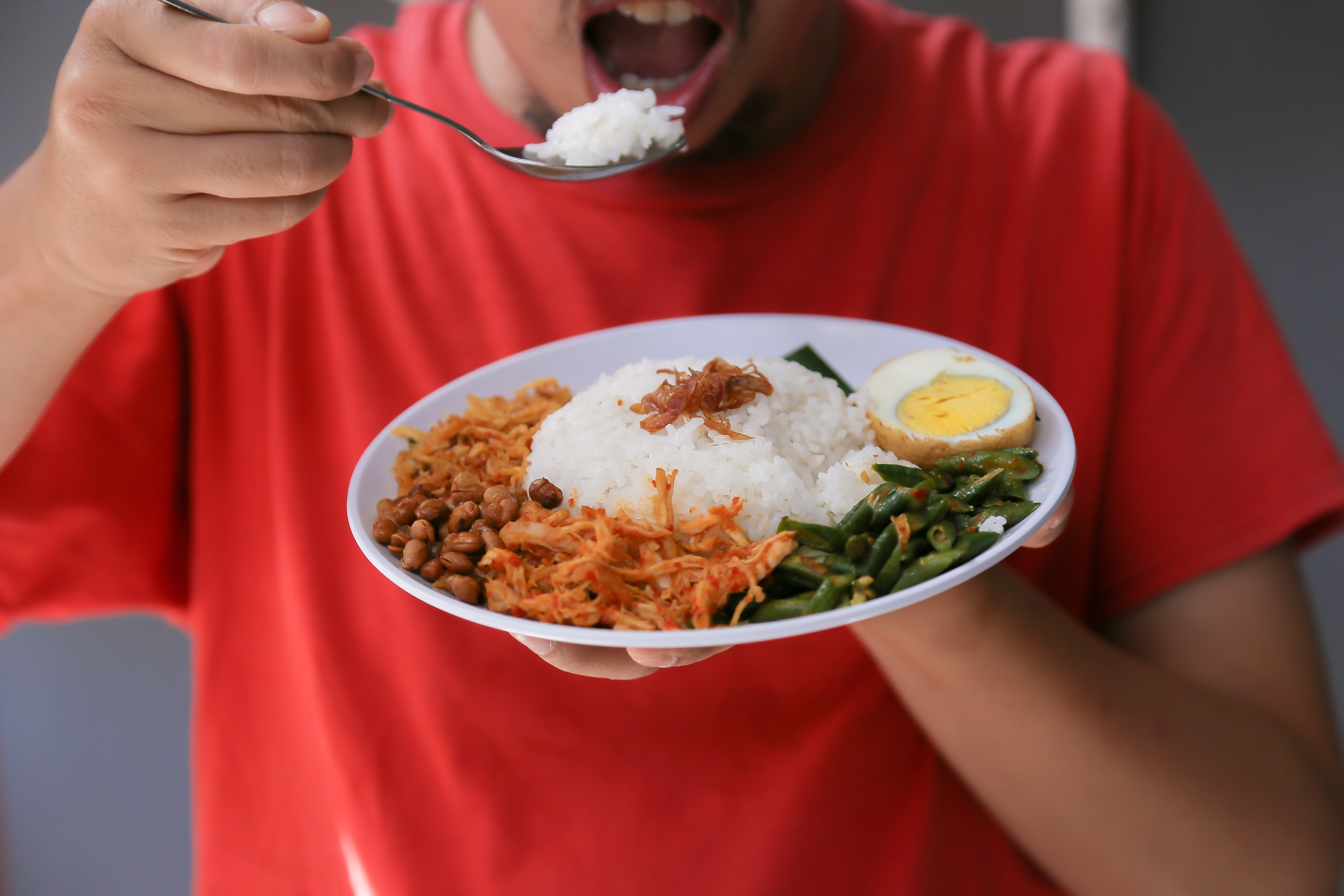 Hombre comiendo arroz blanco