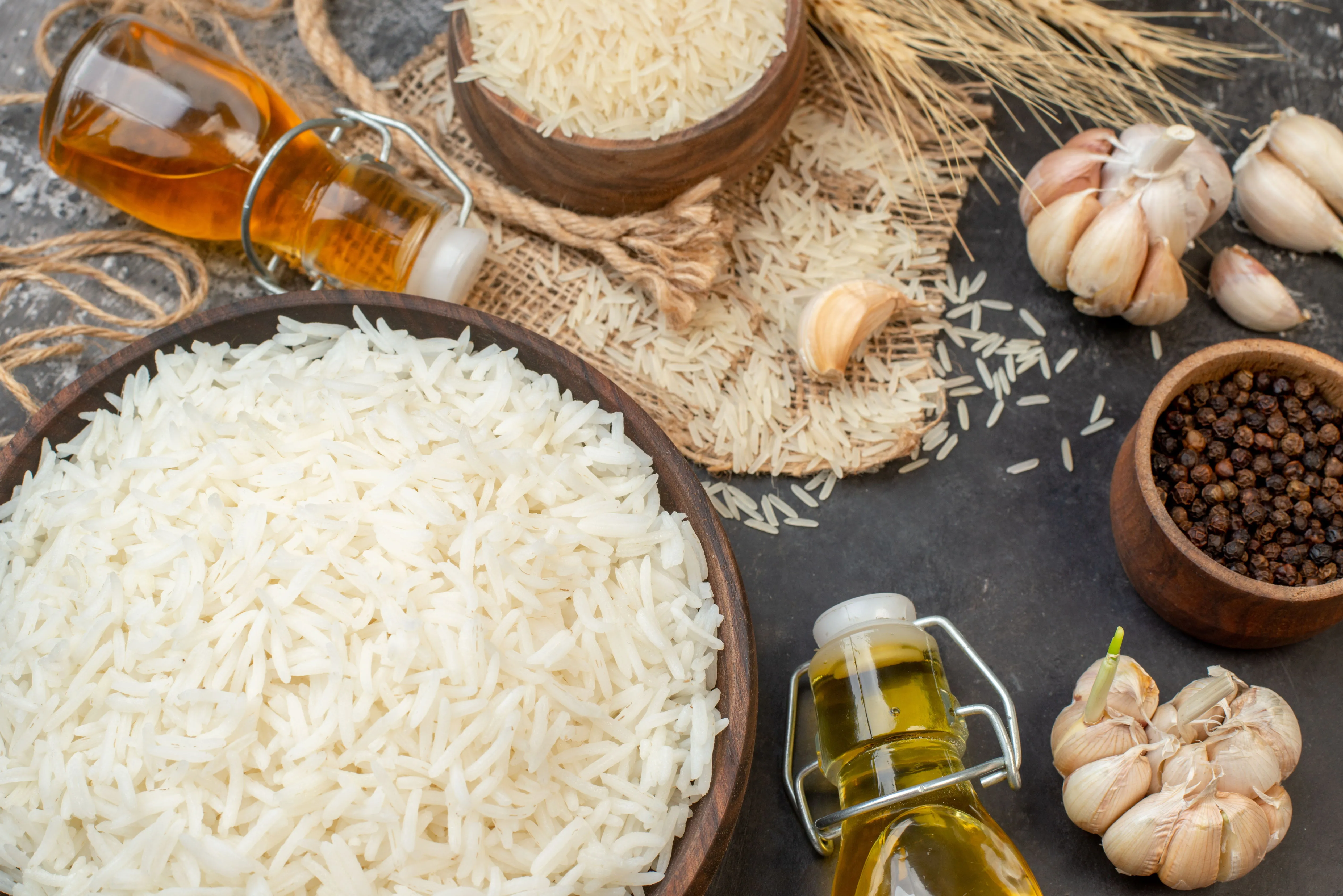 Tazones de arroz y especies