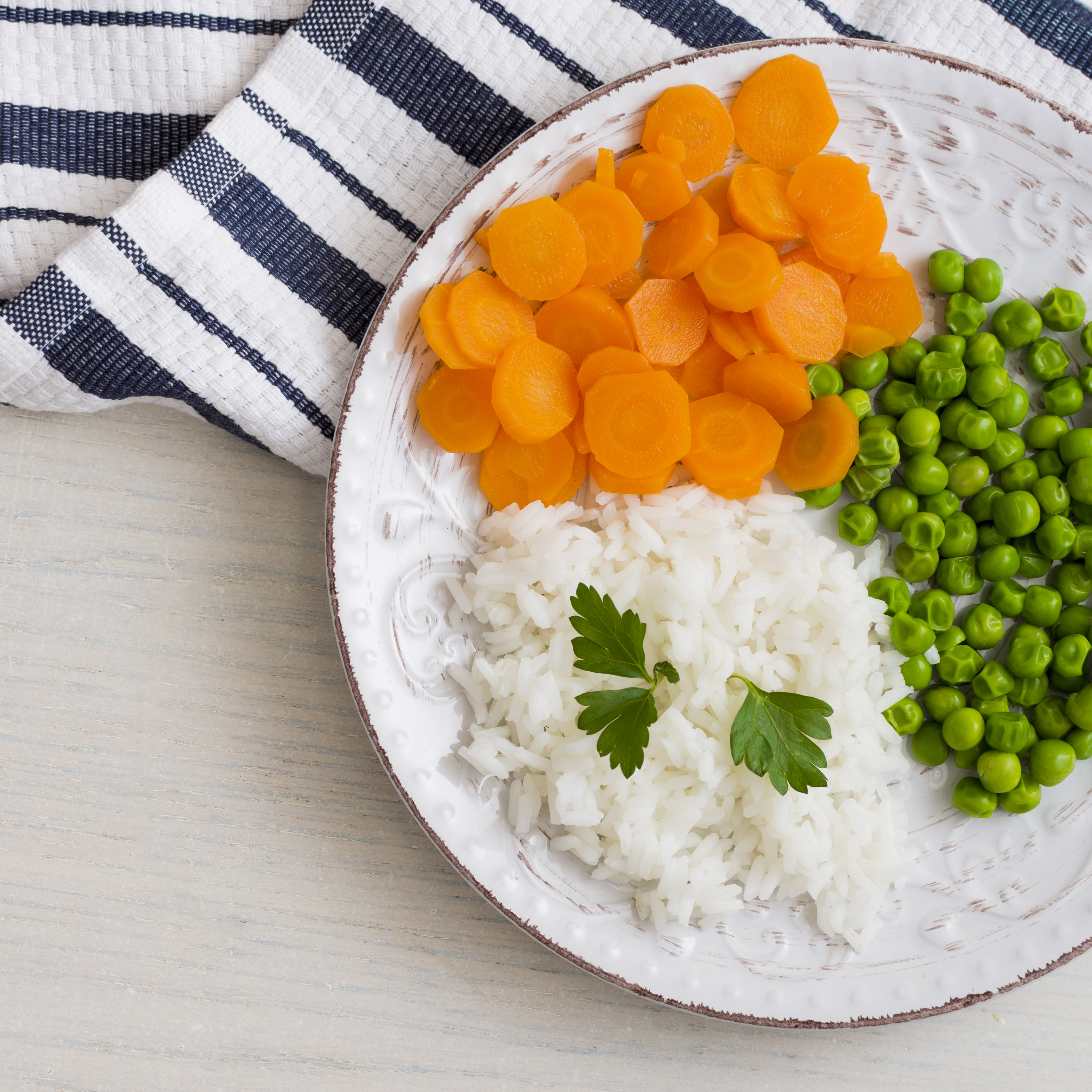 Plato de arroz con zanahoria y guisantes